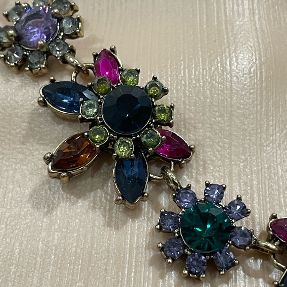 Beautiful gold tone statement necklace. - Picture 3 of 6